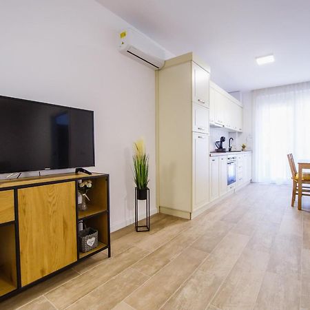 Lovely Home At West Residence オラデア エクステリア 写真