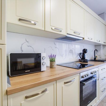 Lovely Home At West Residence オラデア エクステリア 写真