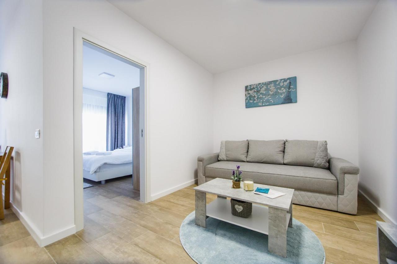 Lovely Home At West Residence オラデア エクステリア 写真