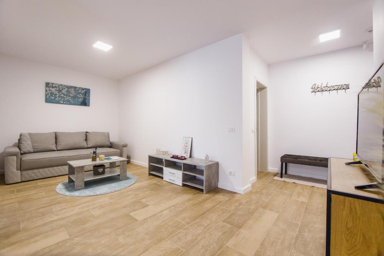 Lovely Home At West Residence オラデア エクステリア 写真