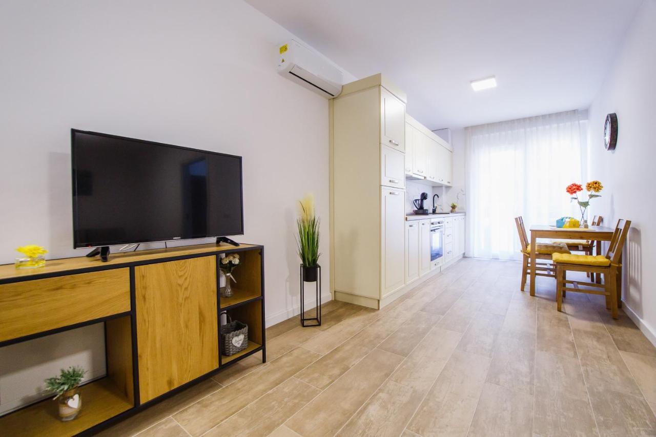 Lovely Home At West Residence オラデア エクステリア 写真