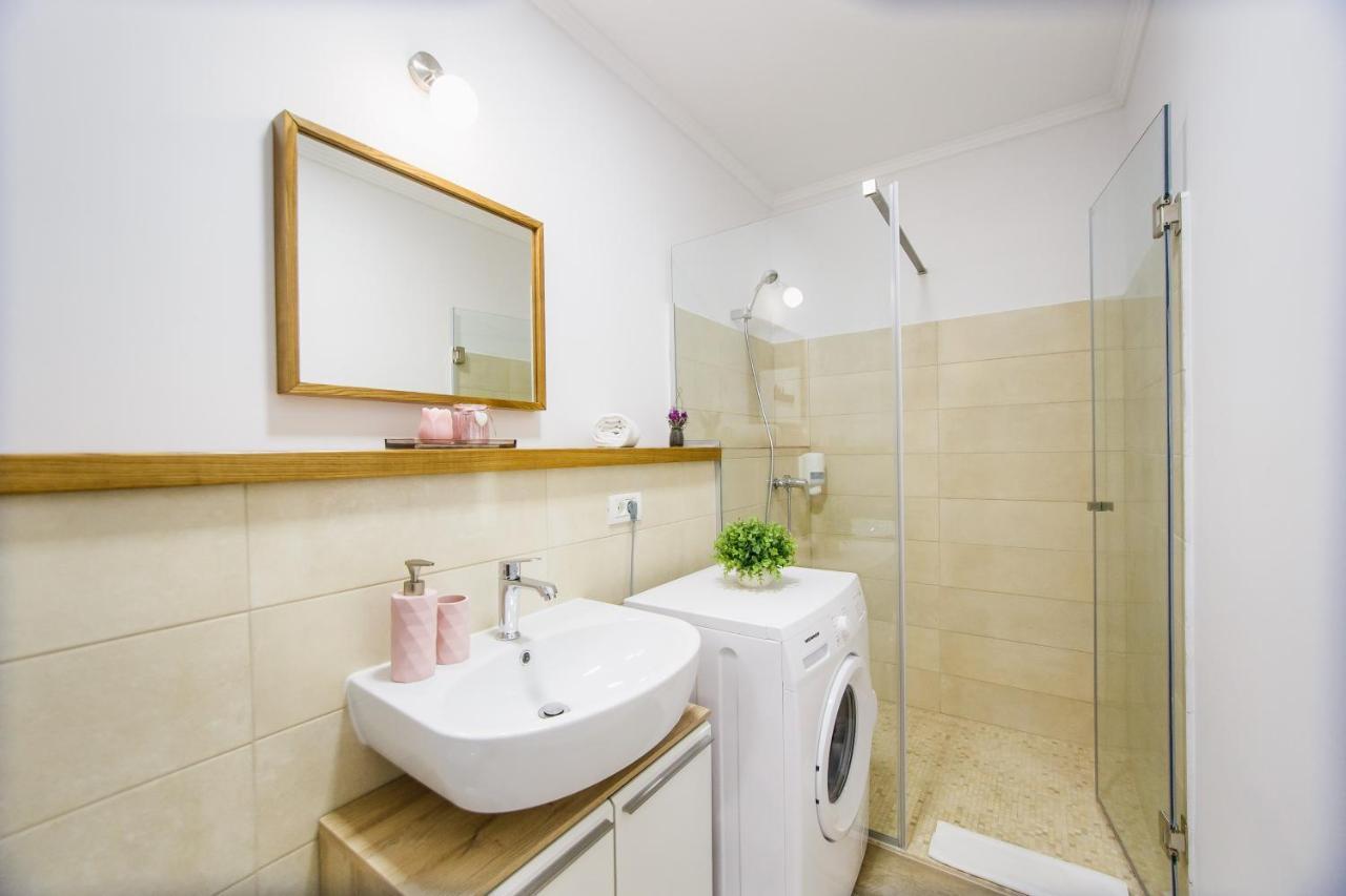 Lovely Home At West Residence オラデア エクステリア 写真