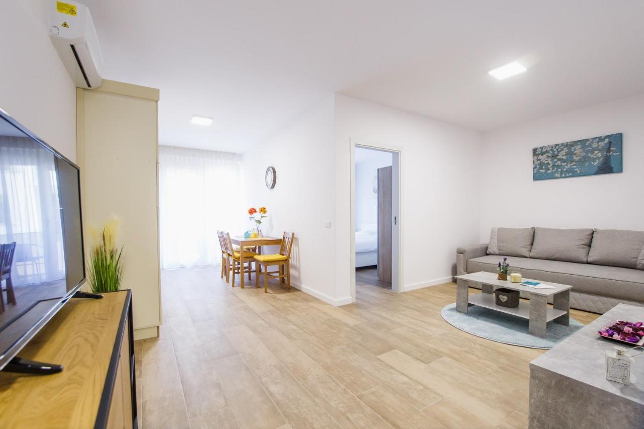 Lovely Home At West Residence オラデア エクステリア 写真