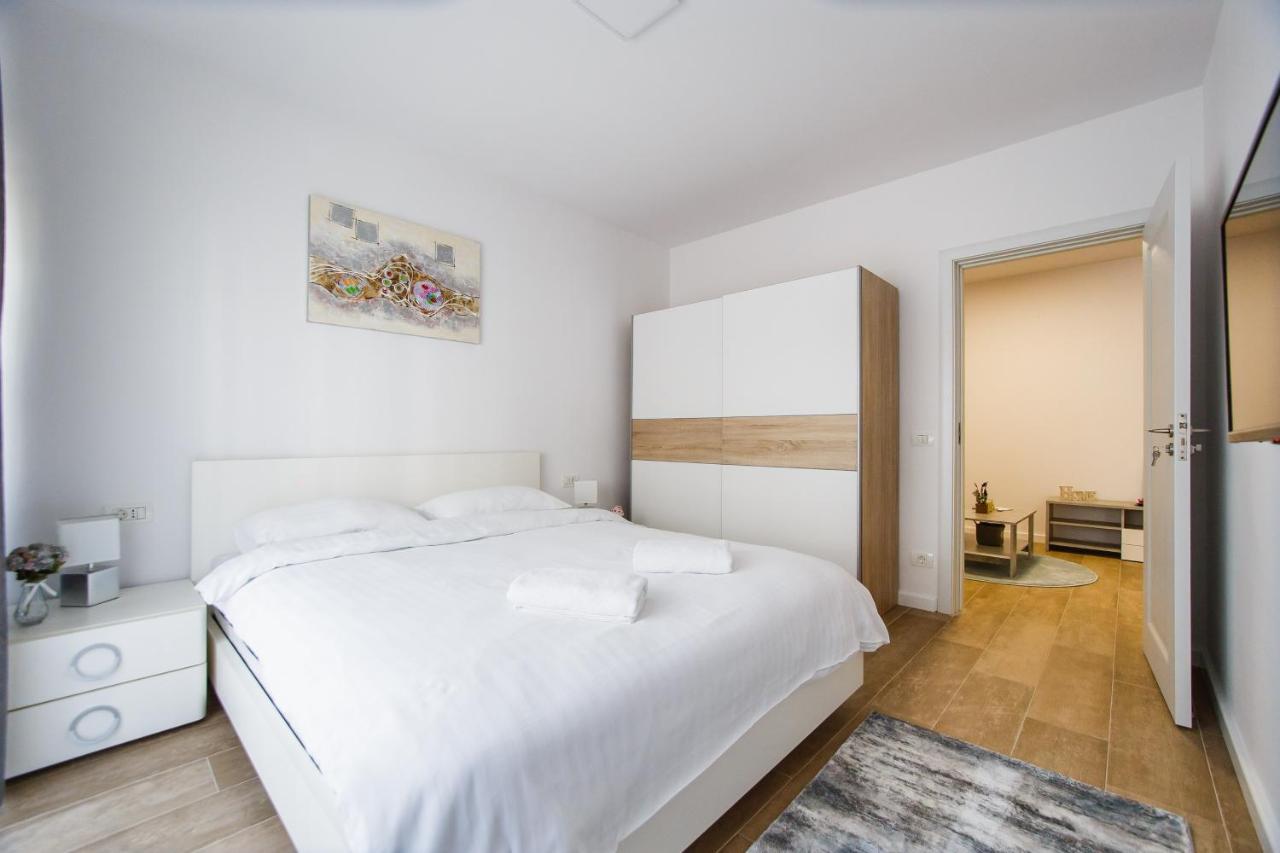 Lovely Home At West Residence オラデア エクステリア 写真
