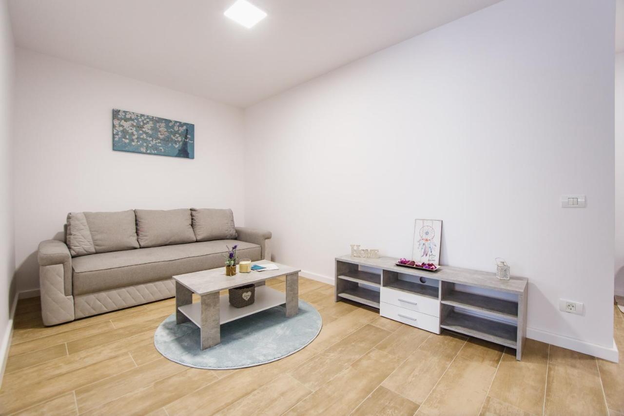 Lovely Home At West Residence オラデア エクステリア 写真