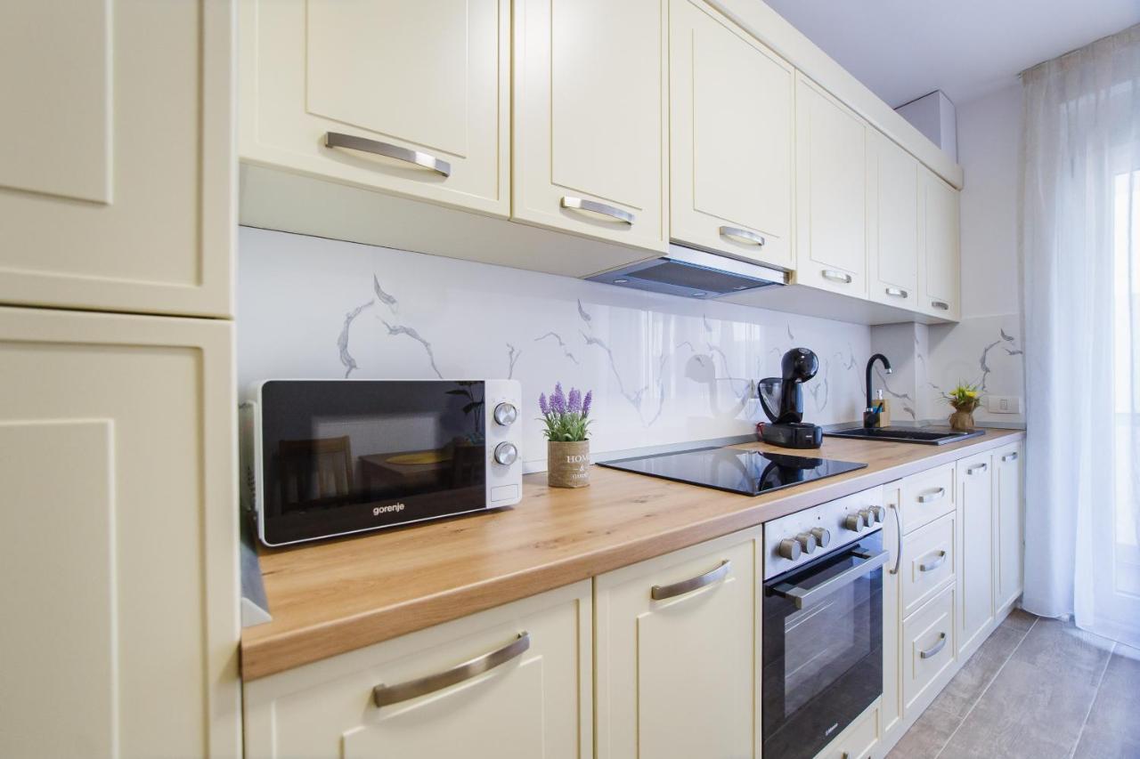 Lovely Home At West Residence オラデア エクステリア 写真