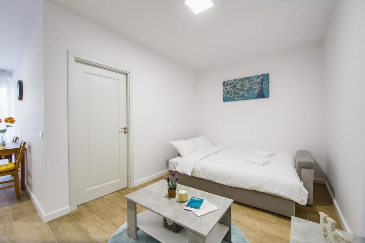 Lovely Home At West Residence オラデア エクステリア 写真