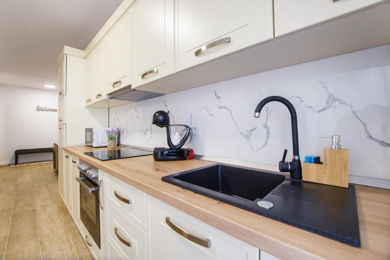 Lovely Home At West Residence オラデア エクステリア 写真