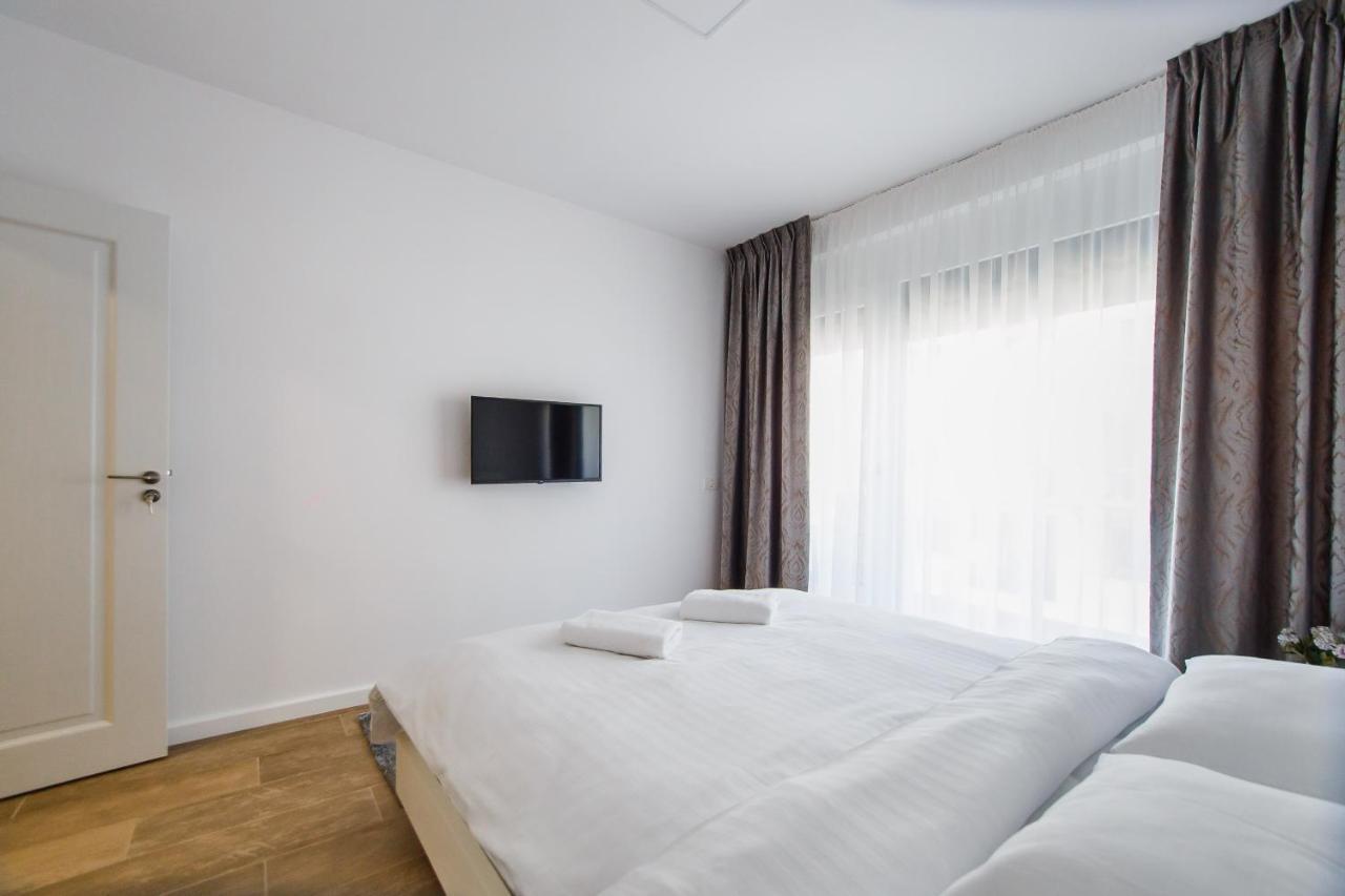 Lovely Home At West Residence オラデア エクステリア 写真